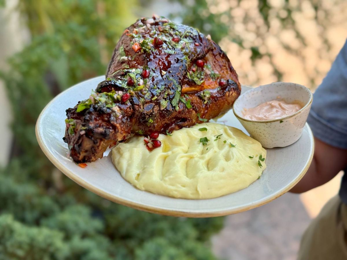 Ciolan de Porc la Cuptor cu Piure și sos de ardei afumati